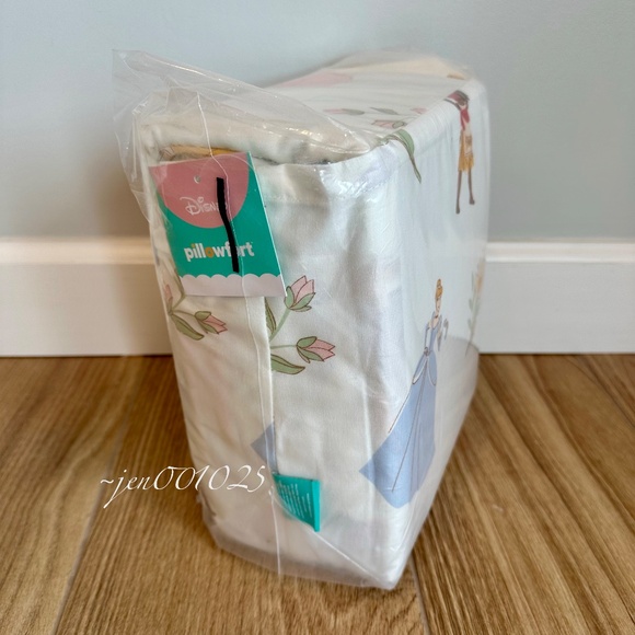 Queen Disney Princess Characters Sheet Set - The Disney Collection by Pillowfort - Picture 6 of 8